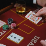 Карточная игра блэкджек за столом в казино