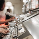 Игровой автомат Cleocatra с египетской тематикой и символами кошек